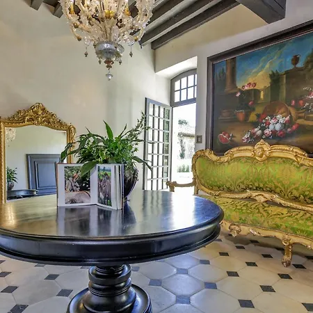 Chateau De Lascoups Hotel *