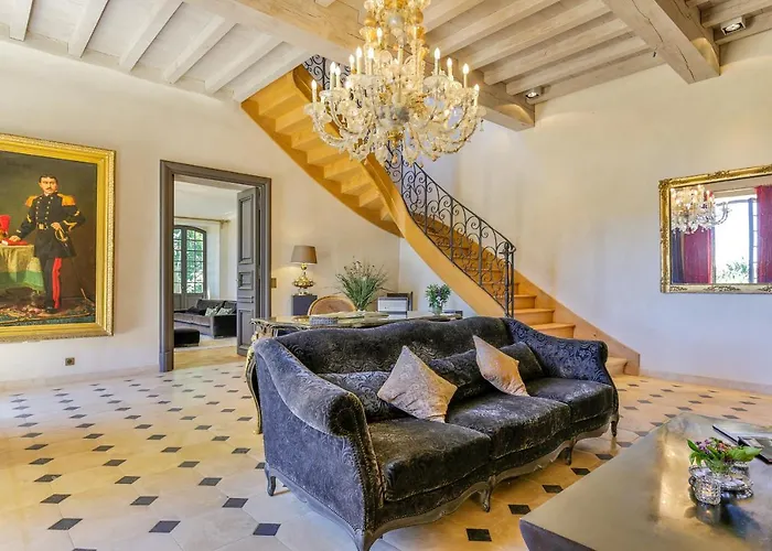 Chateau De Lascoups Hotel 5*