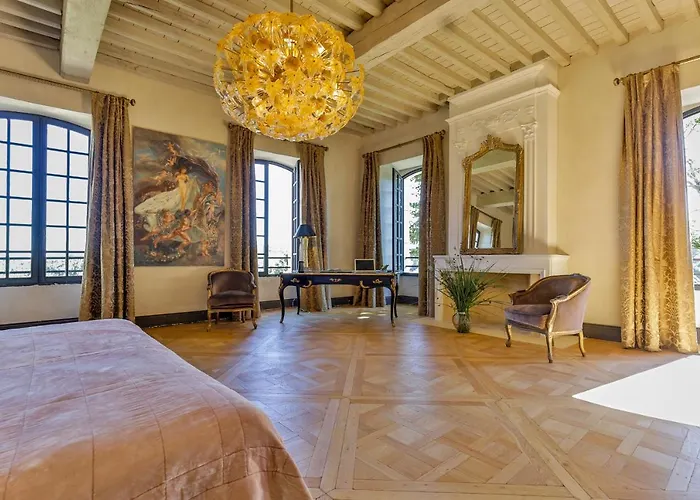 Otel Chateau De Lascoups 5*